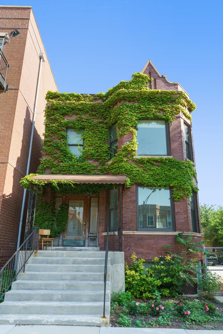 2732 W Belmont Avenue