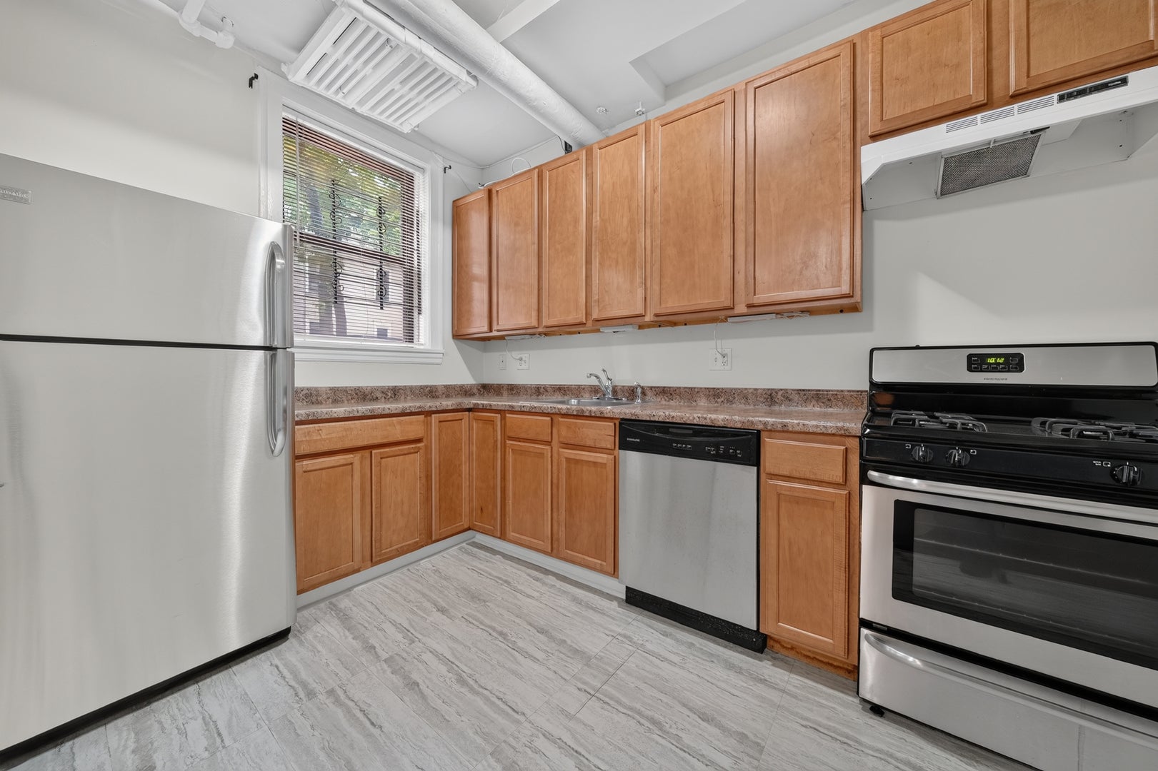 3325 N Lakewood Avenue GDN