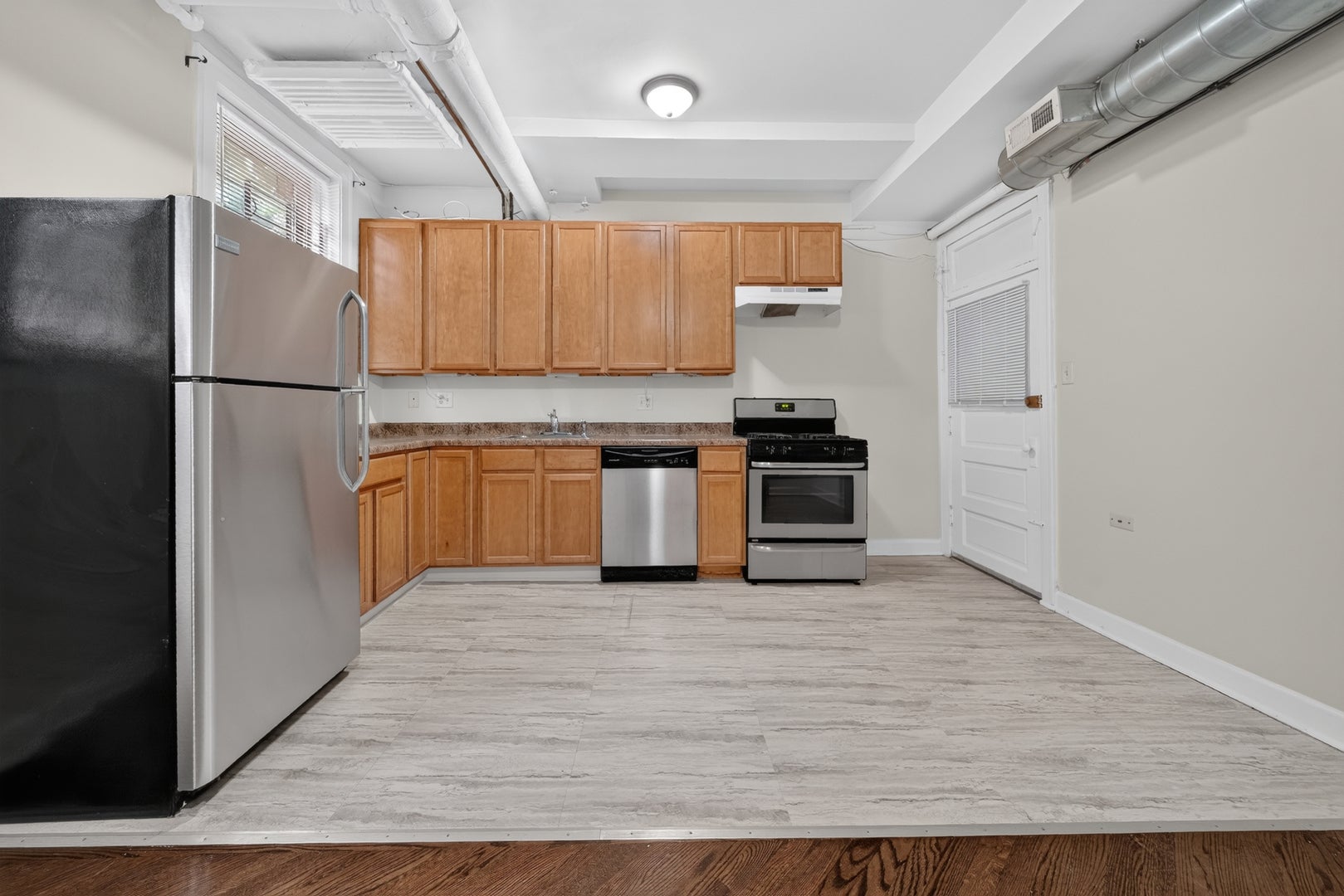 3325 N Lakewood Avenue GDN