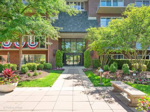 Tiny photo for 5 OAK BROOK CLUB Drive #P6-N, Oak Brook, IL 60523 (MLS # 12695717)