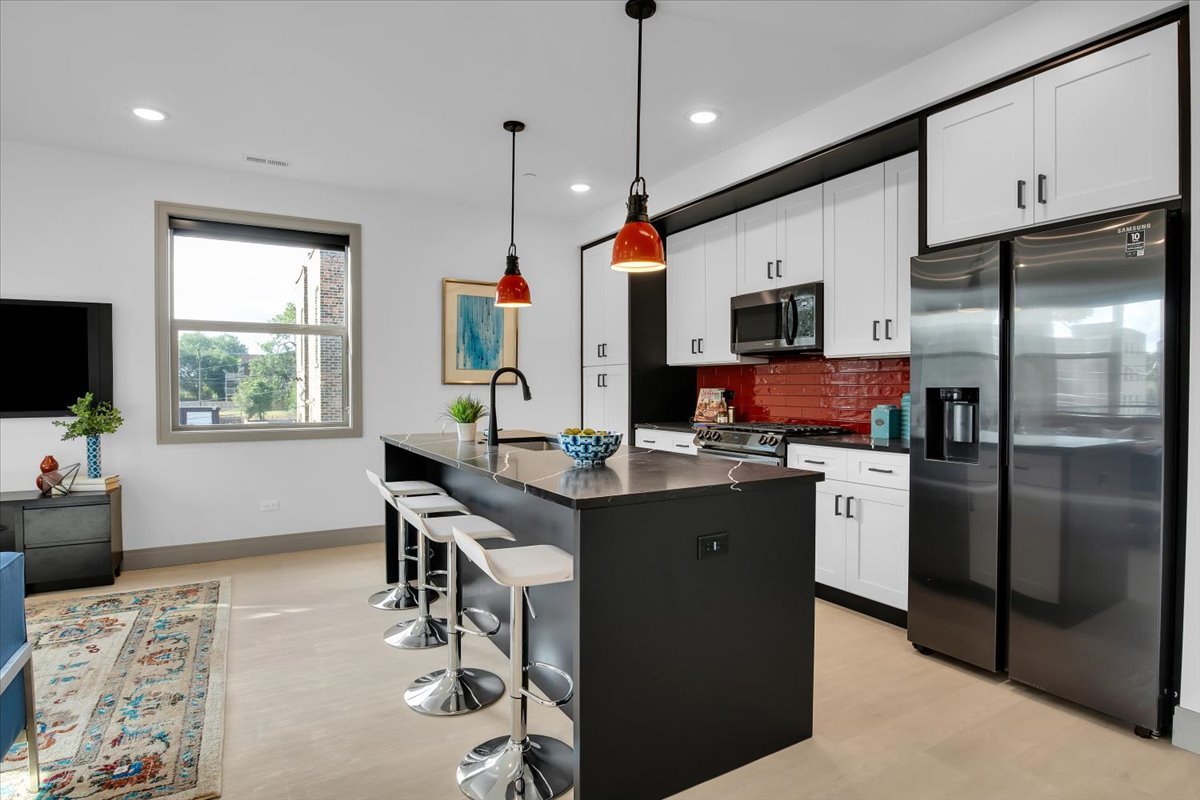 4235 S Champlain Avenue 1N