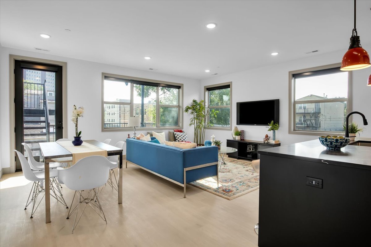 4235 S Champlain Avenue 1N