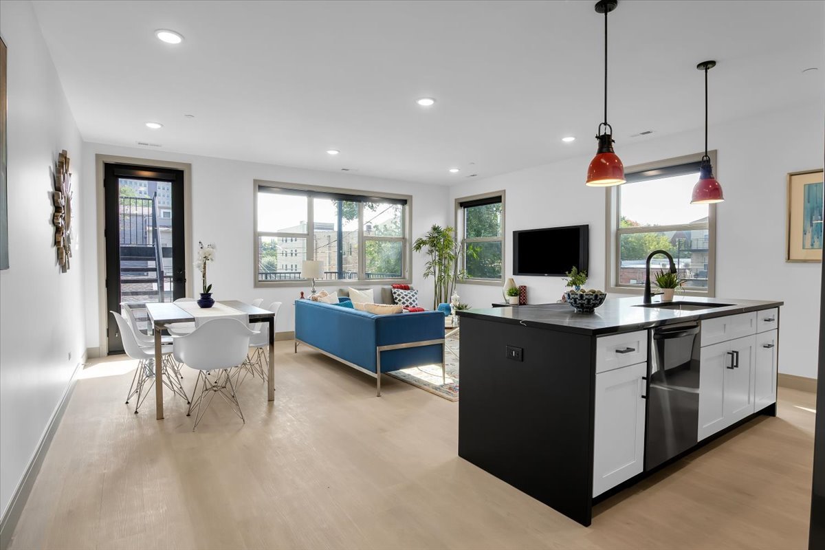 4235 S Champlain Avenue 1N