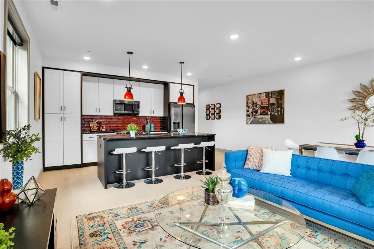 4235 S Champlain Avenue 1N