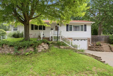 Photo of 1106 Summit Hills Drive, Bettendorf, IA 52722 (MLS # 12736622)