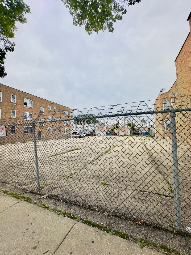 4918-22 W Diversey Avenue