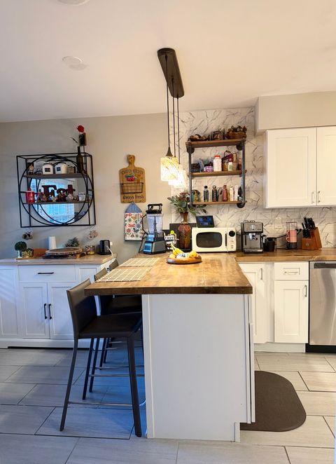 Tiny photo for 643 Burgundy Court #B, Elk Grove Village, IL 60007 (MLS # 12512067)