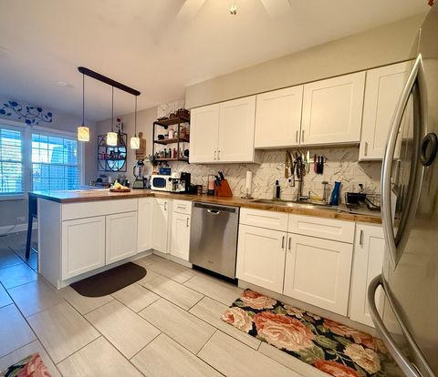 Tiny photo for 643 Burgundy Court #B, Elk Grove Village, IL 60007 (MLS # 12512067)