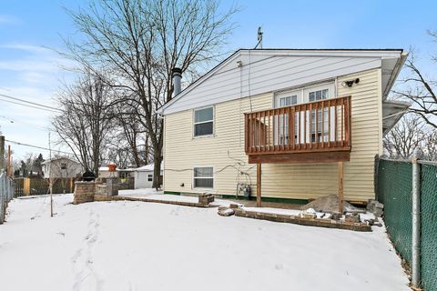 Tiny photo for 399 Tee Lane, Carpentersville, IL 60110 (MLS # 12558424)