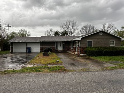 Photo of 1303 E 4th Street, West Frankfort, IL 62896 (MLS # 12609139)