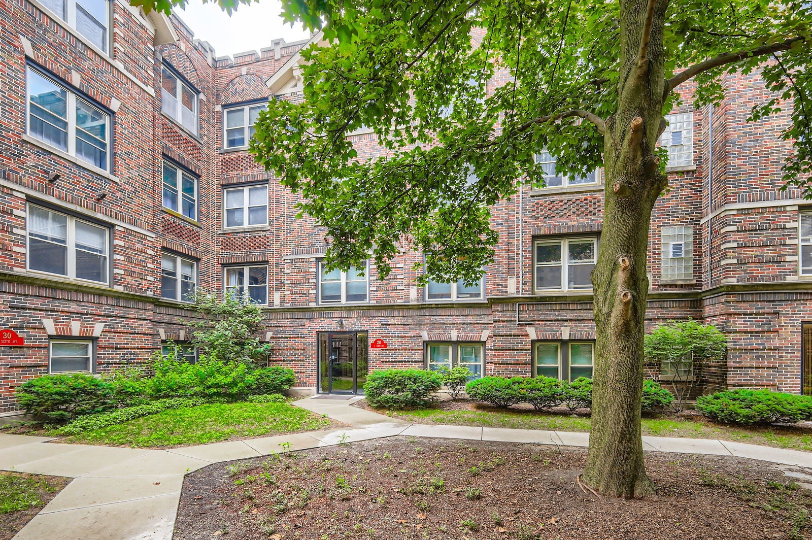 Photo 1 of 22 — 28 S 6th Avenue 1D, La Grange, IL 60525