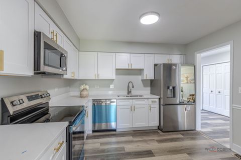 Tiny photo for 851 Sutton Court, Lincolnshire, IL 60069 (MLS # 12615867)