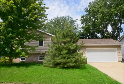 Tiny photo for 1405 Dakota Drive, Ottawa, IL 61350 (MLS # 12703370)