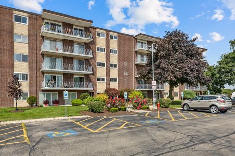 Tiny photo for 2900 Maple Avenue #17E, Downers Grove, IL 60515 (MLS # 12628563)