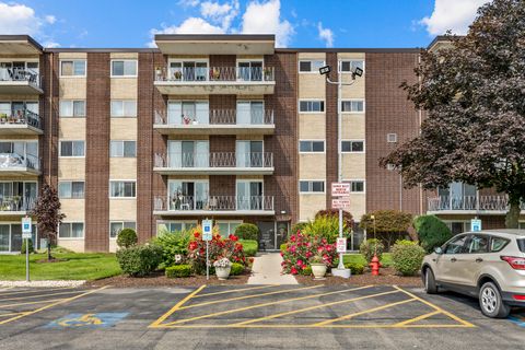 Photo of 2900 Maple Avenue #17E, Downers Grove, IL 60515 (MLS # 12628563)