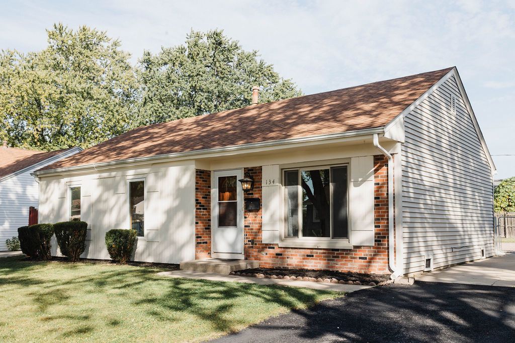 Photo for 134 W Montana Avenue, Glendale Heights, IL 60139 (MLS # 12494968)