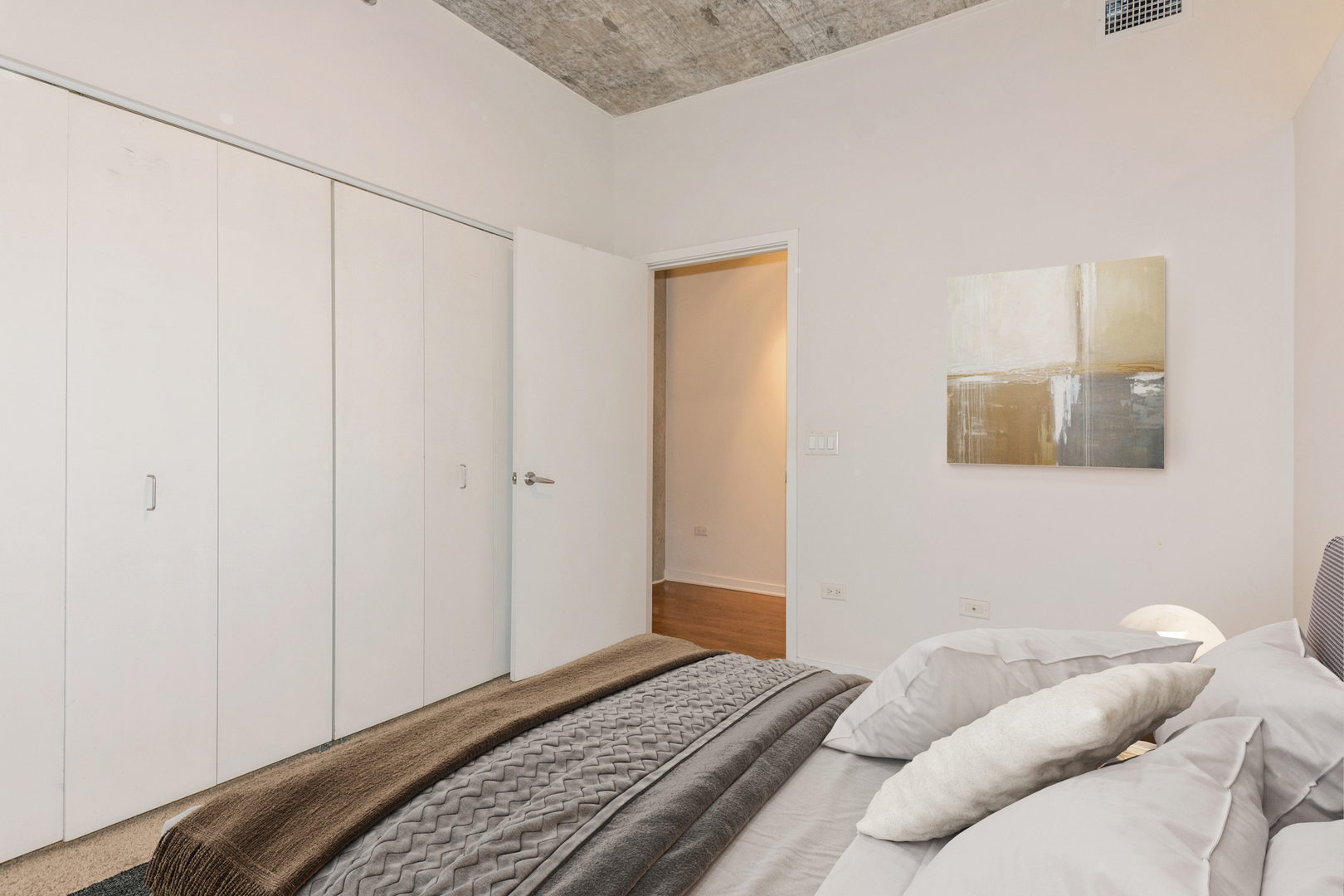 Chicago, Illinois 60654, United States, 1 Bedroom Bedrooms, ,1 BathroomBathrooms,Residential,Active,157976