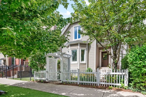 Photo of 2520 W Medill Avenue, Chicago, IL 60647 (MLS # 12756900)