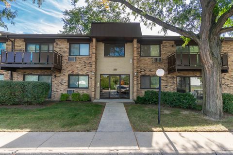 Tiny photo for 2640 N Windsor Drive #102, Arlington Heights, IL 60004 (MLS # 12471196)