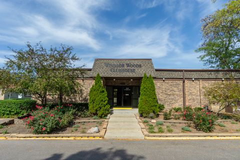 Tiny photo for 2640 N Windsor Drive #102, Arlington Heights, IL 60004 (MLS # 12471196)