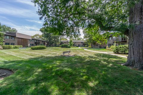 Tiny photo for 2640 N Windsor Drive #102, Arlington Heights, IL 60004 (MLS # 12471196)