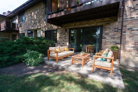 Tiny photo for 2640 N Windsor Drive #102, Arlington Heights, IL 60004 (MLS # 12471196)