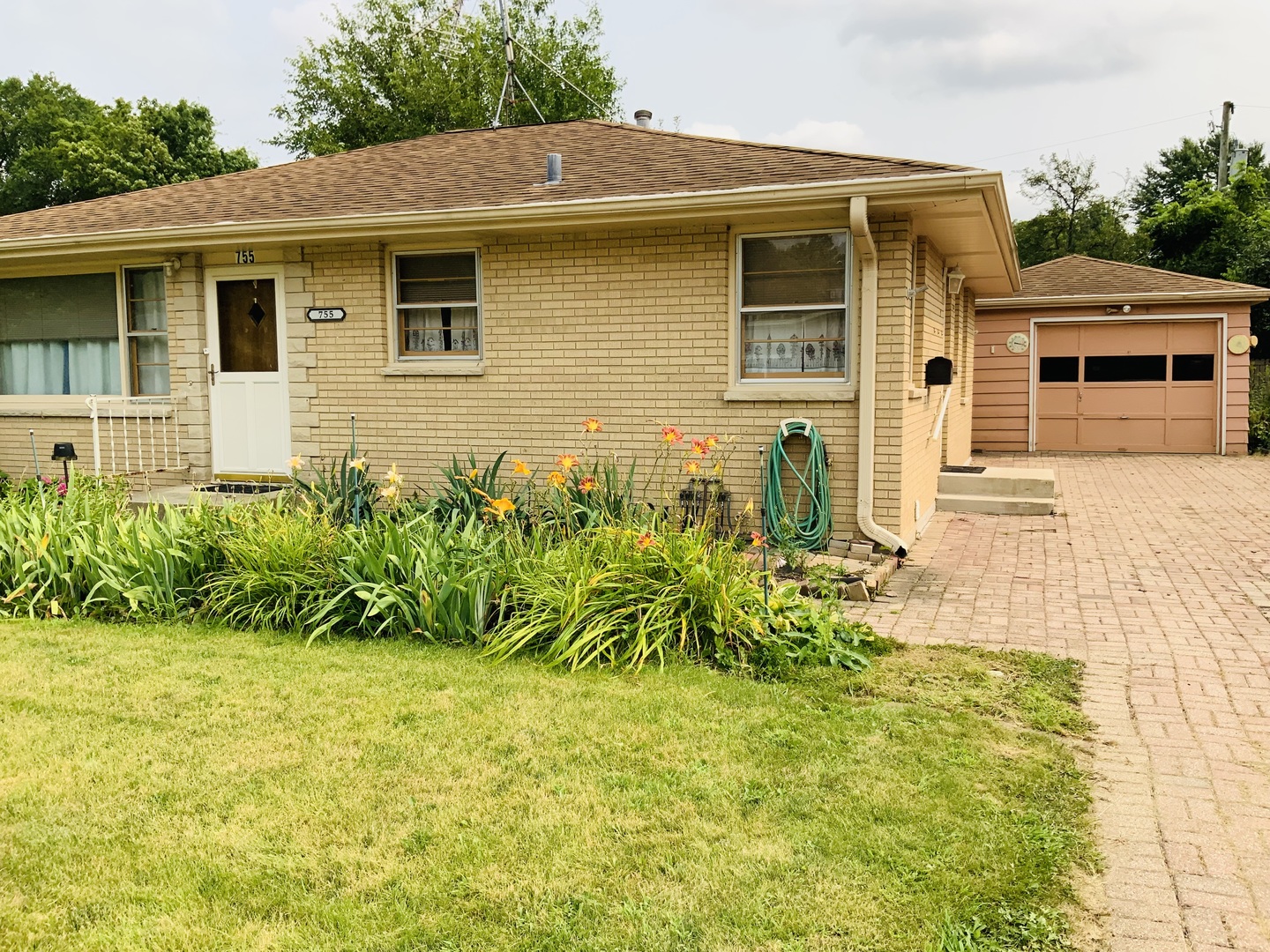 View South Elgin, IL 60177 house