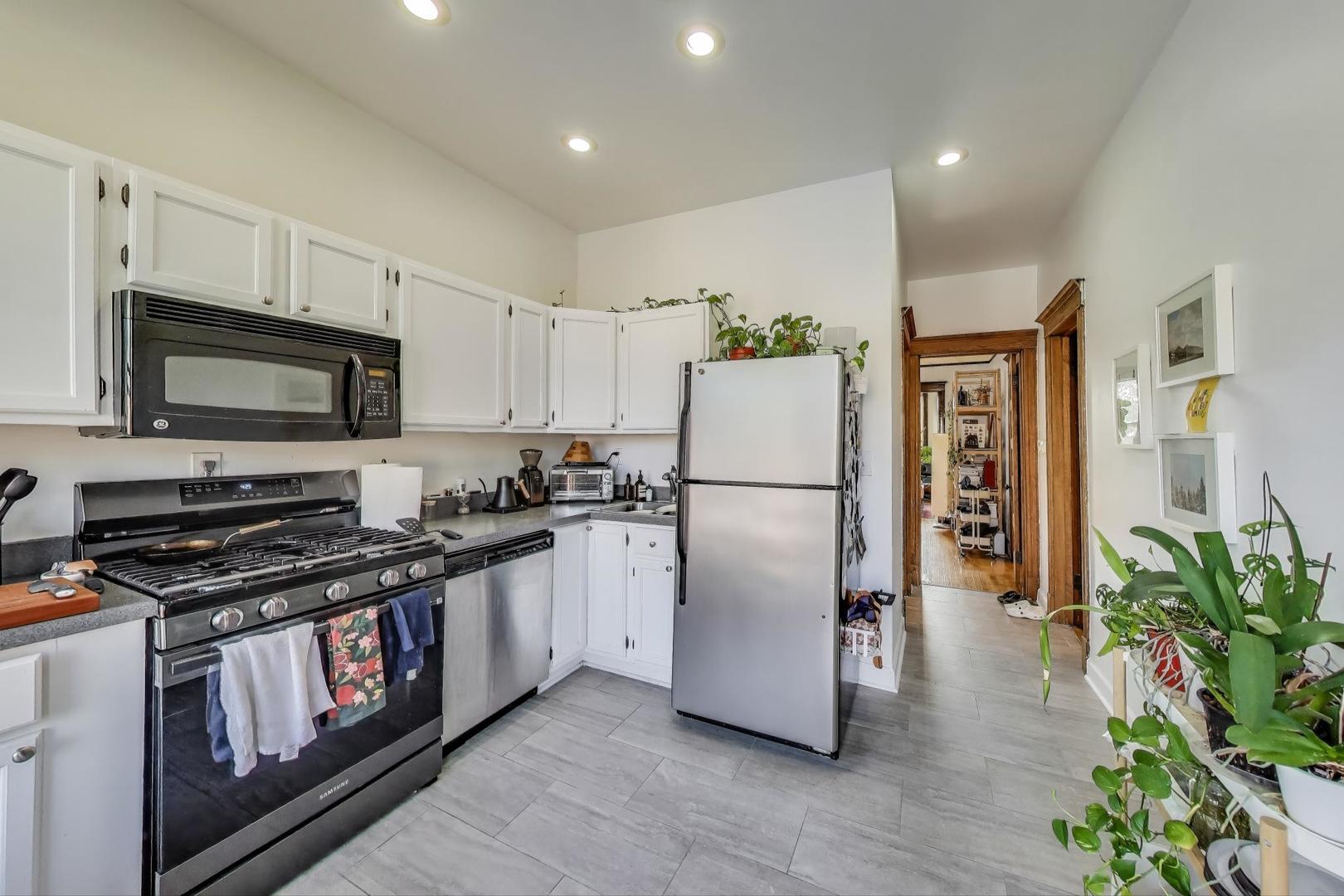 3621 N Ravenswood Avenue