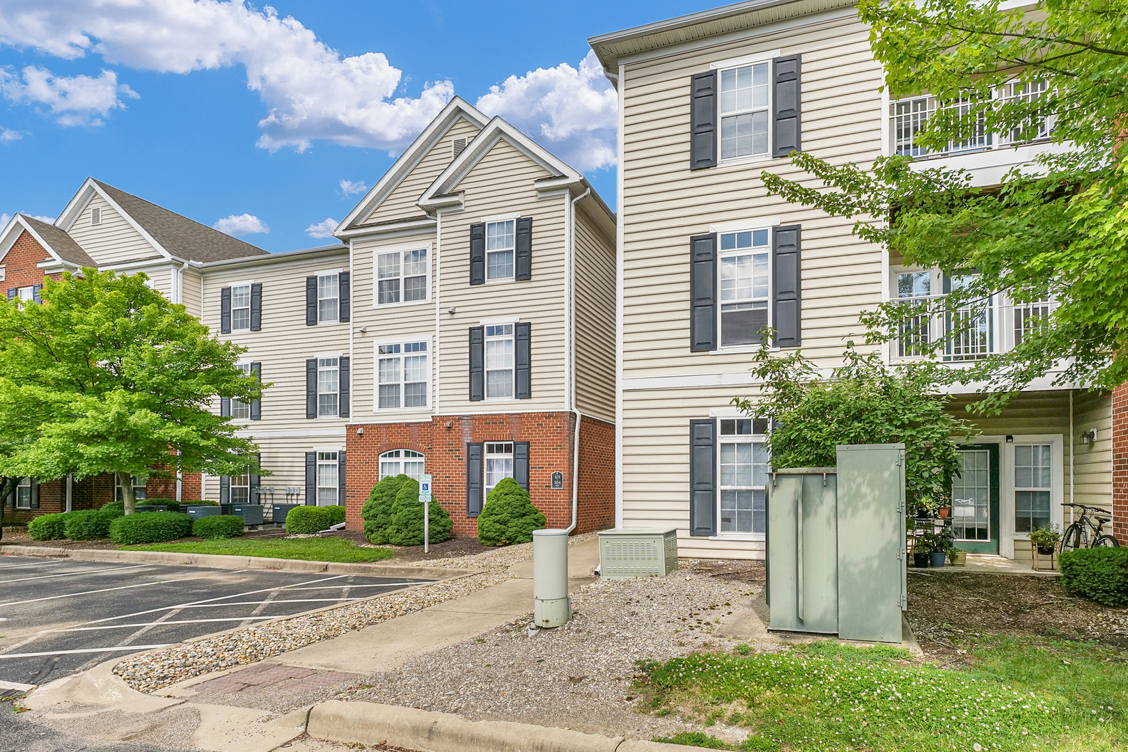 1901 N Lincoln Avenue 201