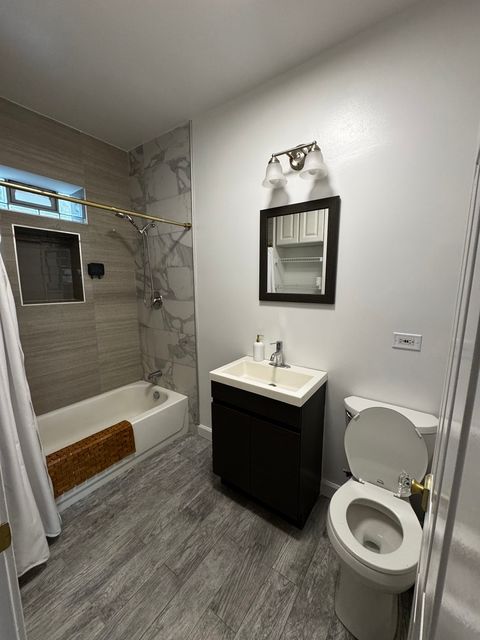 Tiny photo for 7031 N Sheridan Road #2E, Chicago, IL 60626 (MLS # 12615217)