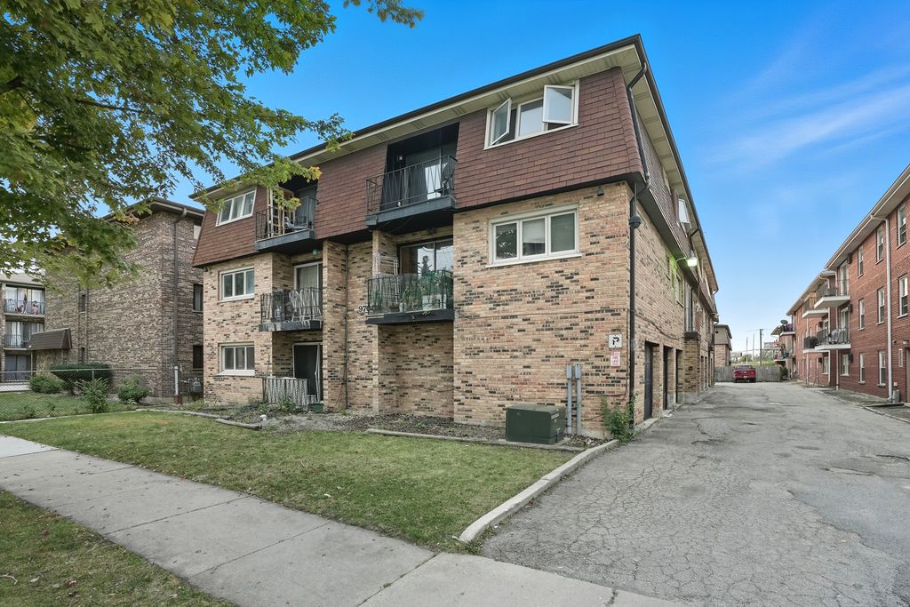 Photo for 9708 S NOTTINGHAM Avenue #9, Chicago Ridge, IL 60415 (MLS # 12502366)