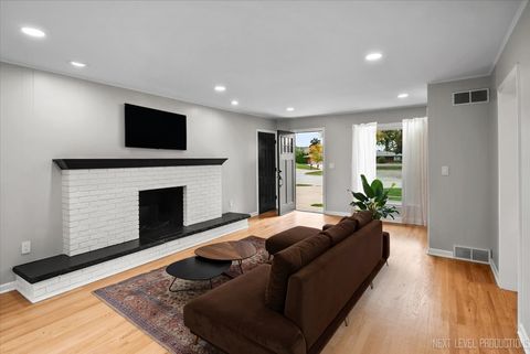 Tiny photo for 27 S Canterbury Road, Aurora, IL 60506 (MLS # 12502789)