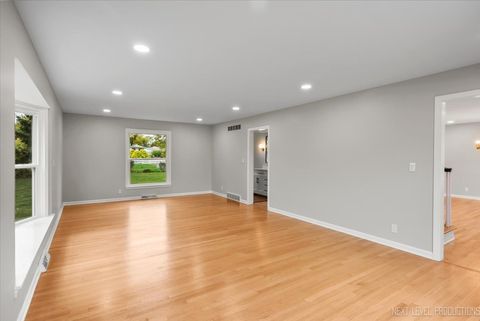 Tiny photo for 27 S Canterbury Road, Aurora, IL 60506 (MLS # 12502789)