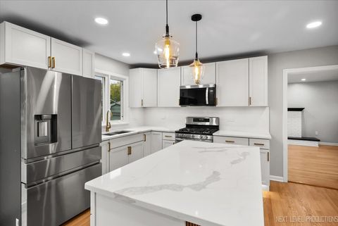 Tiny photo for 27 S Canterbury Road, Aurora, IL 60506 (MLS # 12502789)