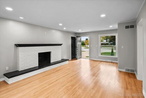 Tiny photo for 27 S Canterbury Road, Aurora, IL 60506 (MLS # 12502789)