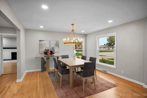 Tiny photo for 27 S Canterbury Road, Aurora, IL 60506 (MLS # 12502789)