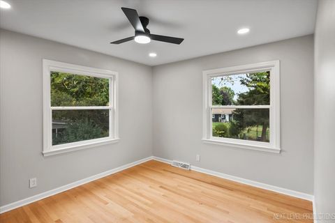 Tiny photo for 27 S Canterbury Road, Aurora, IL 60506 (MLS # 12502789)