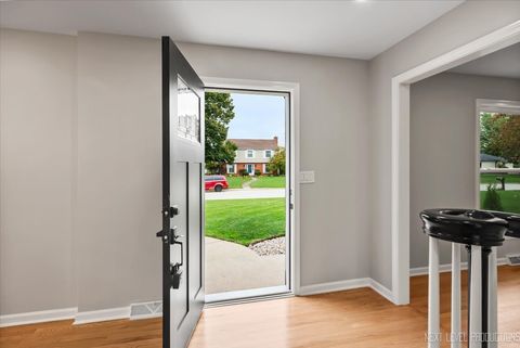 Tiny photo for 27 S Canterbury Road, Aurora, IL 60506 (MLS # 12502789)