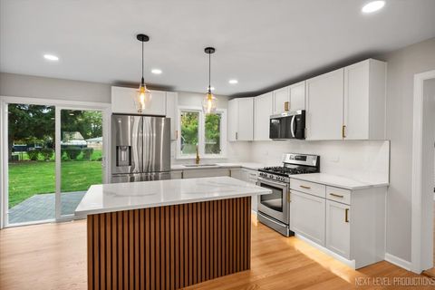 Tiny photo for 27 S Canterbury Road, Aurora, IL 60506 (MLS # 12502789)