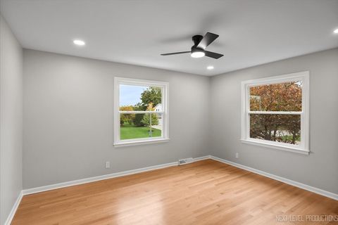 Tiny photo for 27 S Canterbury Road, Aurora, IL 60506 (MLS # 12502789)