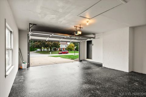 Tiny photo for 27 S Canterbury Road, Aurora, IL 60506 (MLS # 12502789)