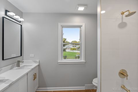 Tiny photo for 27 S Canterbury Road, Aurora, IL 60506 (MLS # 12502789)