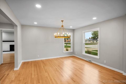 Tiny photo for 27 S Canterbury Road, Aurora, IL 60506 (MLS # 12502789)