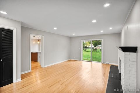 Tiny photo for 27 S Canterbury Road, Aurora, IL 60506 (MLS # 12502789)