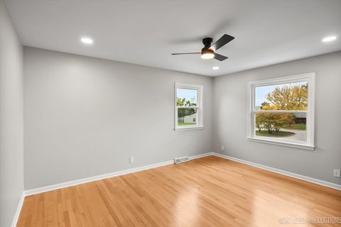 Tiny photo for 27 S Canterbury Road, Aurora, IL 60506 (MLS # 12502789)