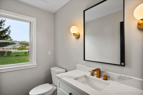 Tiny photo for 27 S Canterbury Road, Aurora, IL 60506 (MLS # 12502789)