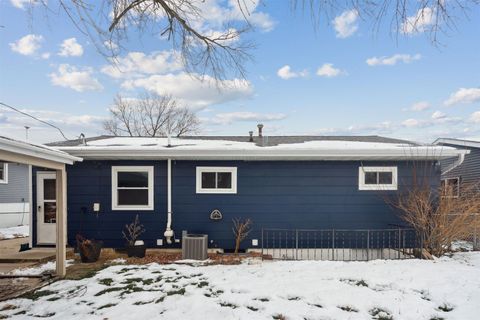 Tiny photo for 1727 W 69th St Street, Davenport, IA 52806 (MLS # 100000217)