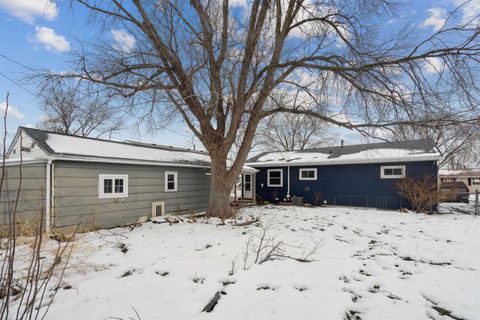Tiny photo for 1727 W 69th St Street, Davenport, IA 52806 (MLS # 100000217)