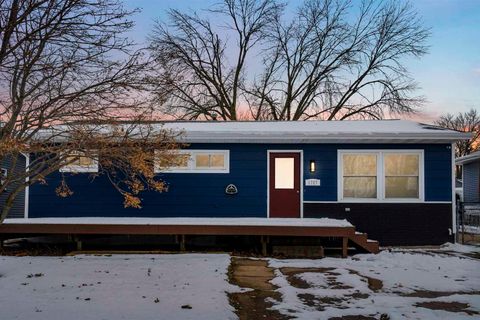 Photo of 1727 W 69th St Street, Davenport, IA 52806 (MLS # 100000217)