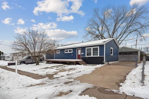 Tiny photo for 1727 W 69th St Street, Davenport, IA 52806 (MLS # 100000217)